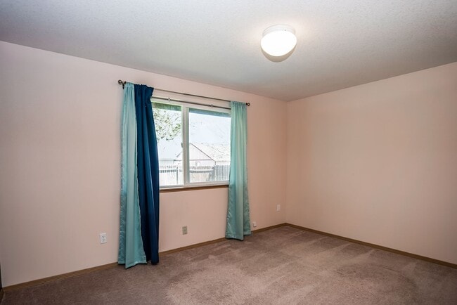Building Photo - Charming 3-Bedroom Home in Redmond: Spacious Yard & Prime Location!
