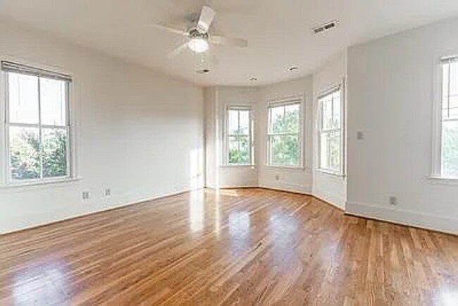 Building Photo - Beautiful 3bd 3bath home!