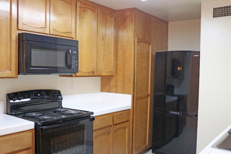 Building Photo - 2639 Pirineos Way