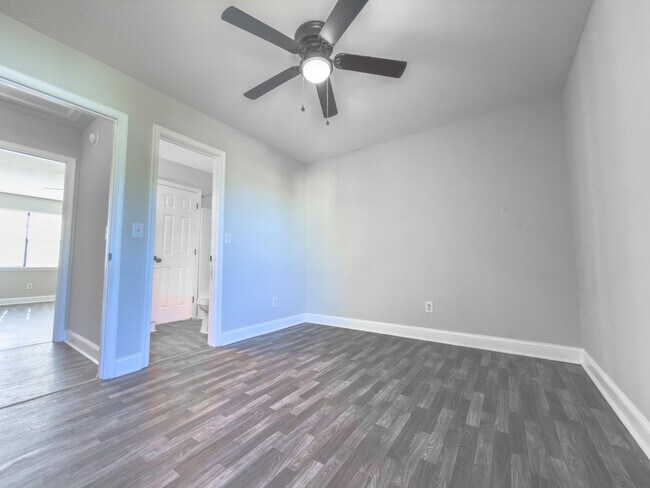 Building Photo - 2BR Townhome in West Ashley – Prime Location & Fresh Updates!