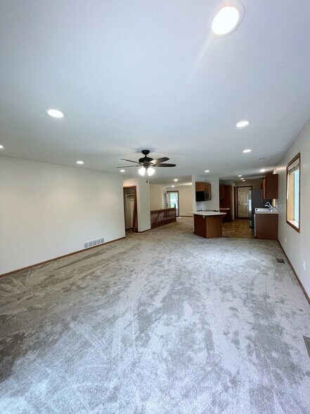 Building Photo - 805 W Southview Ct