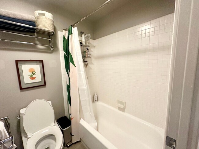 Building Photo - Luxury Corner 1BR/1BA Condo with Deck in t...