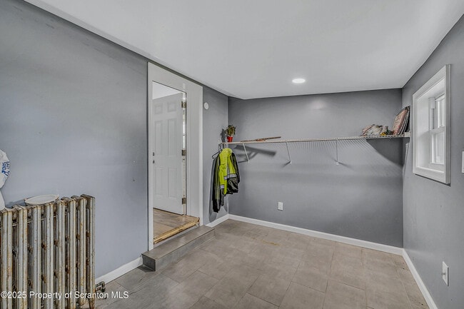 Building Photo - 664 Laurel Dr