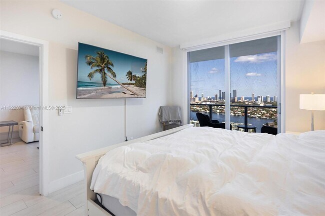 Building Photo - 16385 Biscayne Blvd