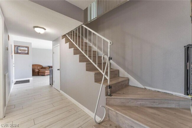 Building Photo - 580 Chelsea Dr