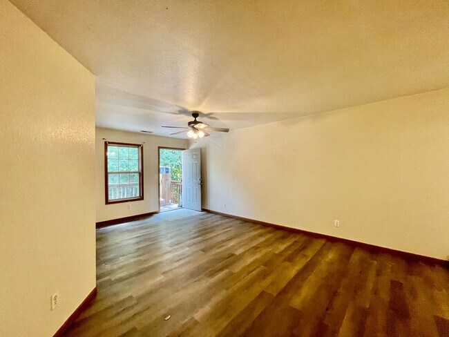 Building Photo - 2 Bedroom 1 bathroom Apartment in Wickliffe