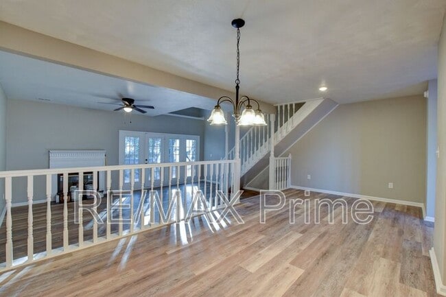 Building Photo - 740 S Lake Cir