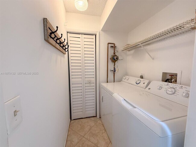 Building Photo - 8781 Wiles Rd