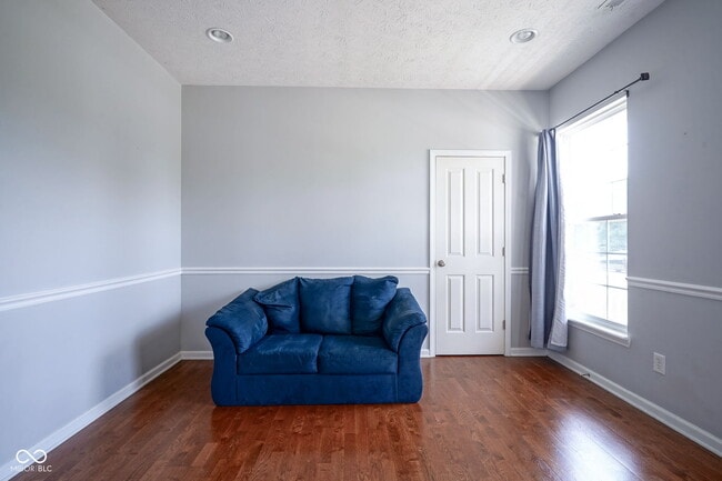 Building Photo - 952 Helston Ave