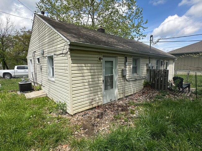 Building Photo - 3721 NE 43rd Terrace