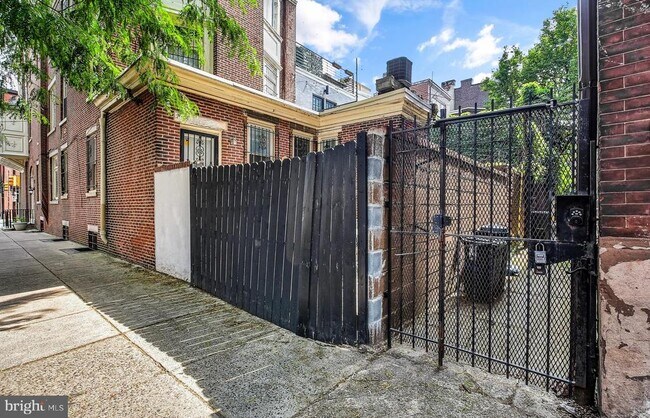 Building Photo - 2132 Pine St