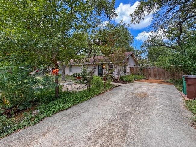 Building Photo - 406 Concho St