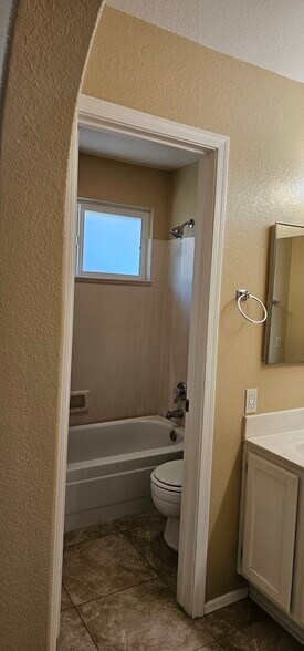 Building Photo - 3851 E Kent Dr