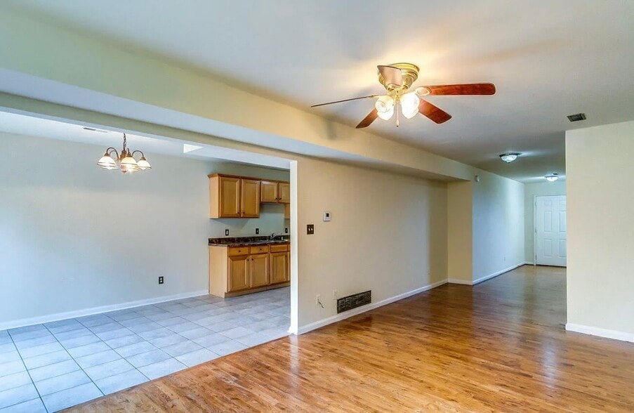 Building Photo - 578 Hampton Way