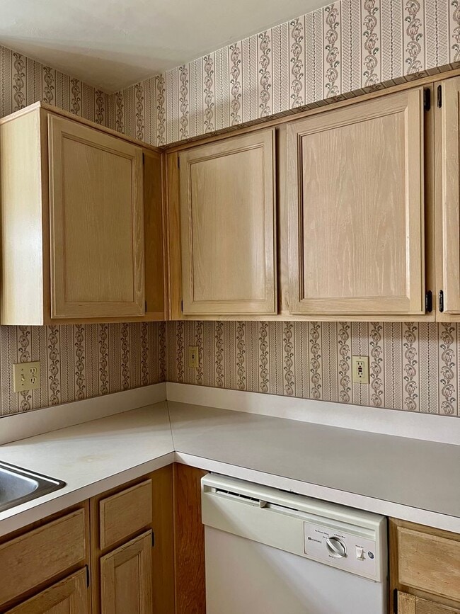 Building Photo - 2BR/2BATH Great School Zones! Available Summer 2026