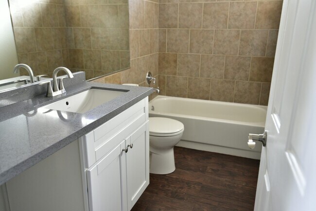 Building Photo - Gorgeous 4BED/2.5 BATH 2 Story Home Locate...