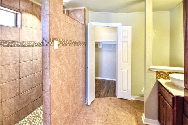 Building Photo - 4201 Bluestem Ln