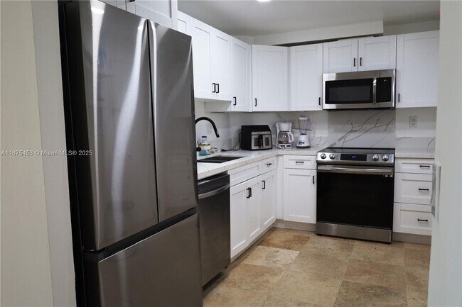 Building Photo - 500 Bayview Dr