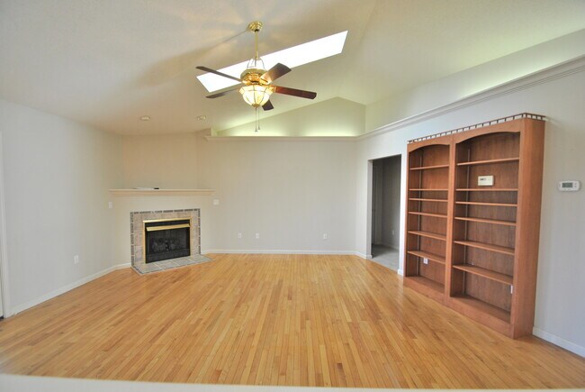 Building Photo - VERY NICE NEIGHBORHOOD