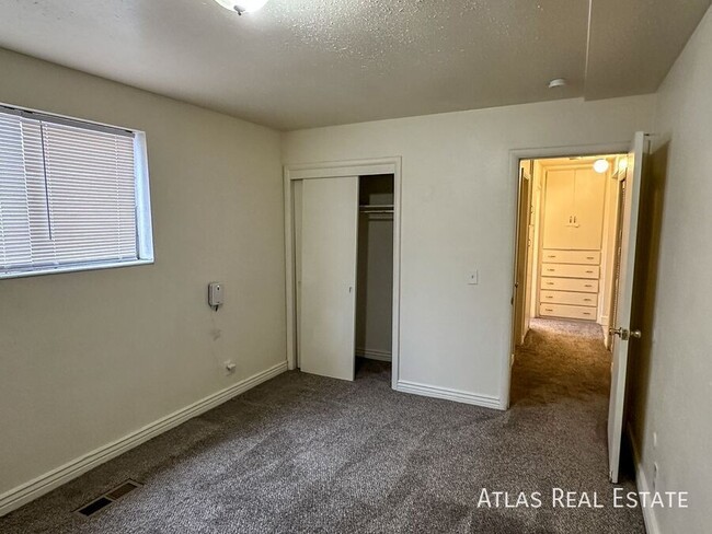 Building Photo - Cozy 1 Bedroom, 1 Bathroom Apartment | Off...