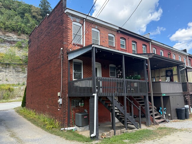 Building Photo - Charming Riverfront 2BR Walking Distance t...