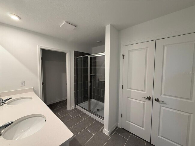 Building Photo - 3565 Dahlia Dr