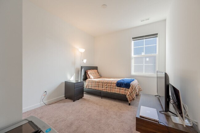 Building Photo - Modern Home with Open Floor Plan in Blacksburg