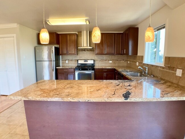 Building Photo - Updated TOP FLOOR 2BR/2BA FLAT! IN-UNIT LA...