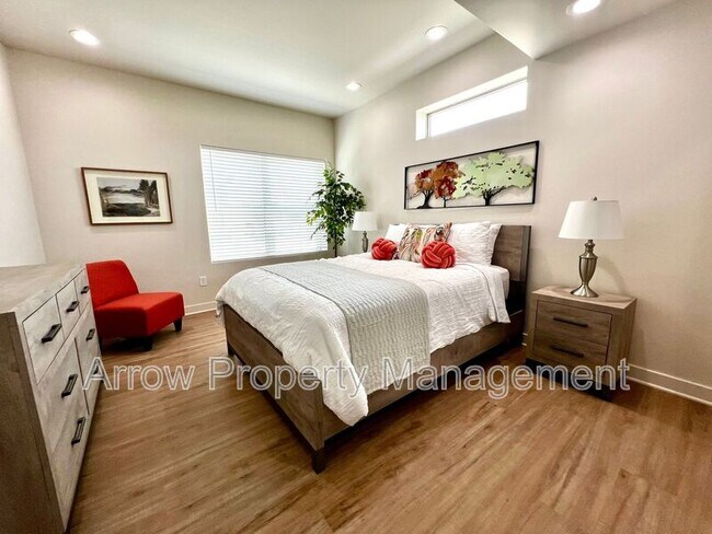 Building Photo - 1067 Claude Rd