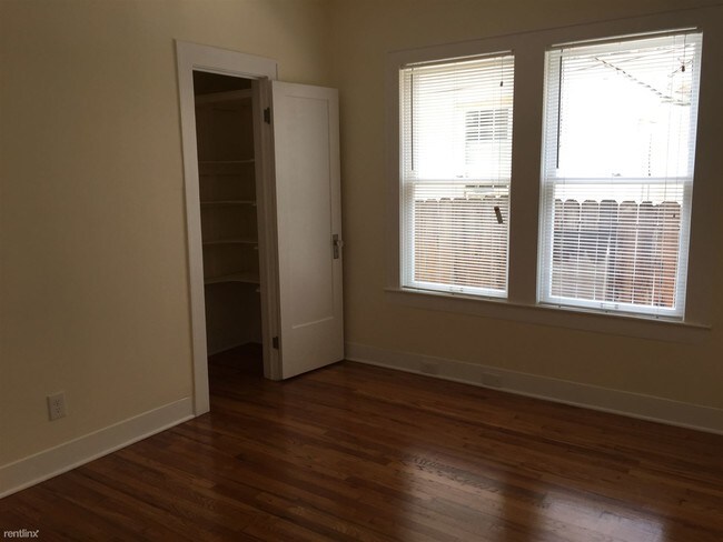 Building Photo - 2 br, 1 bath 4plex - 518 E Locust St Apt 1