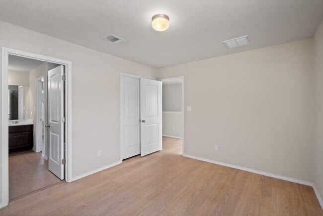 Building Photo - 119 Buescher Cove