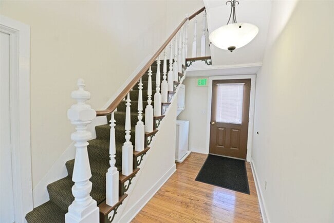 Building Photo - 1 bedroom with den