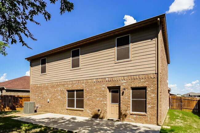 Building Photo - 1006 Primrose Dr