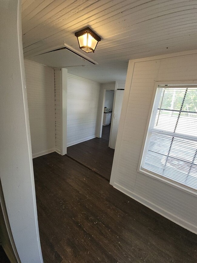 Building Photo - Affordable 3-bedroom, 2-bathroom