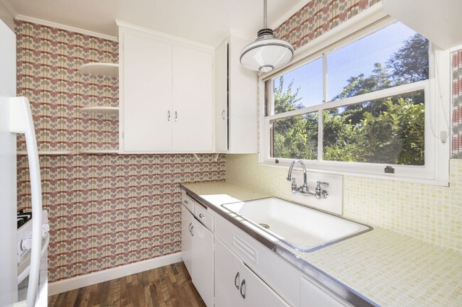 Building Photo - 1 Bed, 1 Bath Standalone ADU w/ Laundry & ...