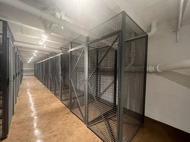 Building Photo - 1650 W Roscoe St