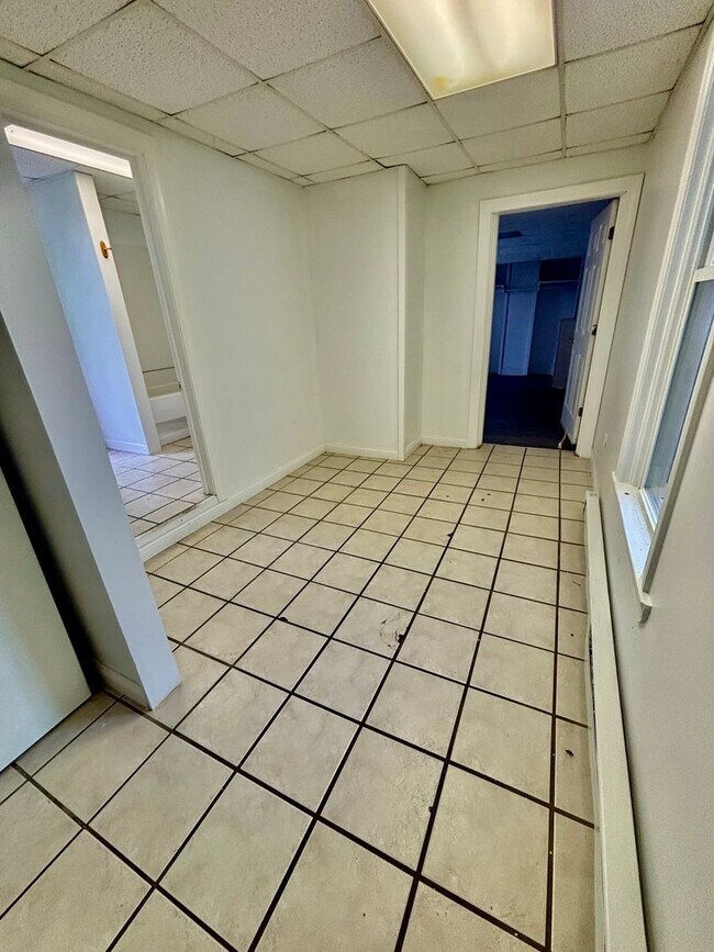 Building Photo - For Rent: Downtown 1 Bedroom Apartment – $850/month