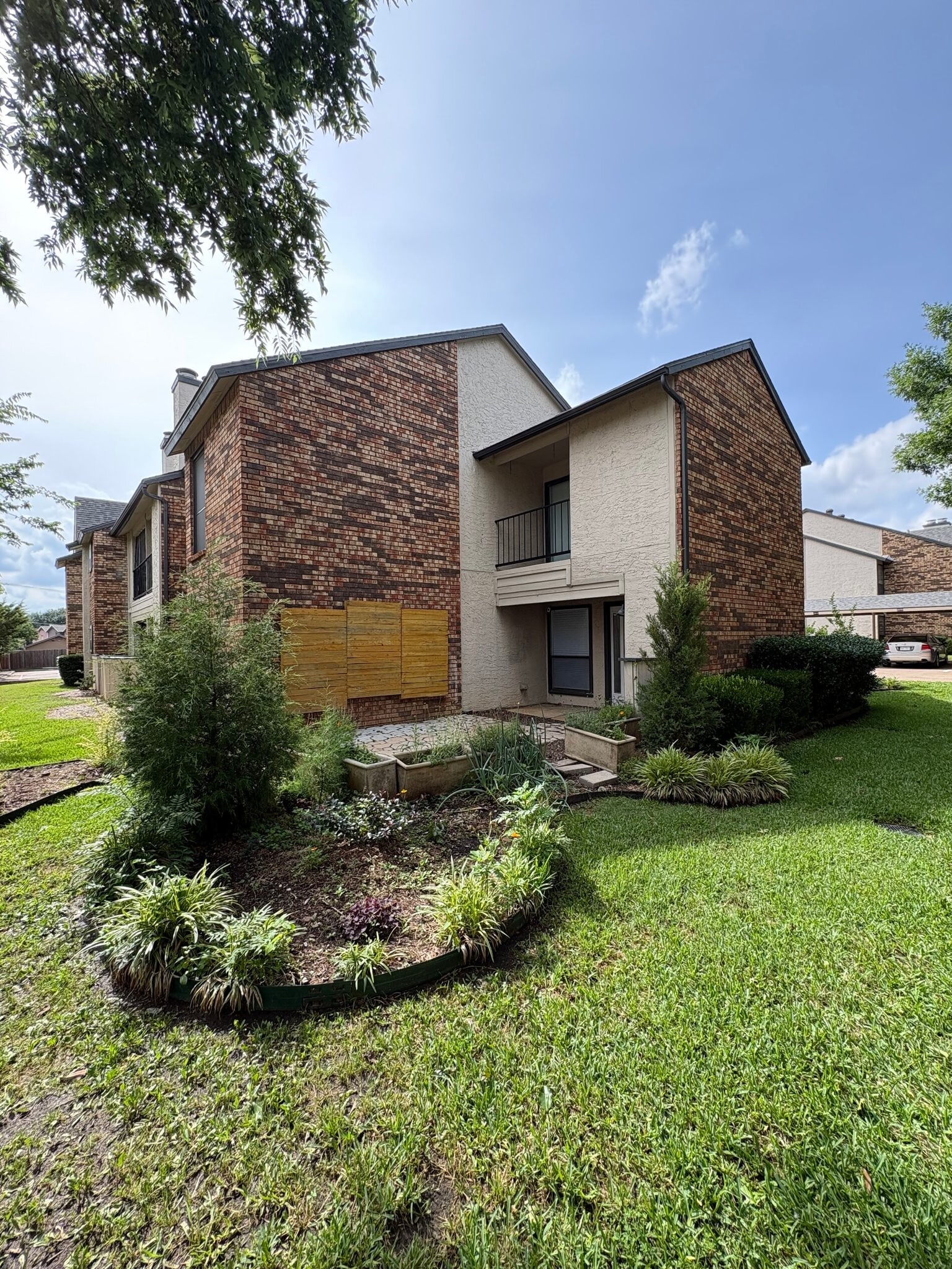 Building Photo - 827 W Harwood Rd