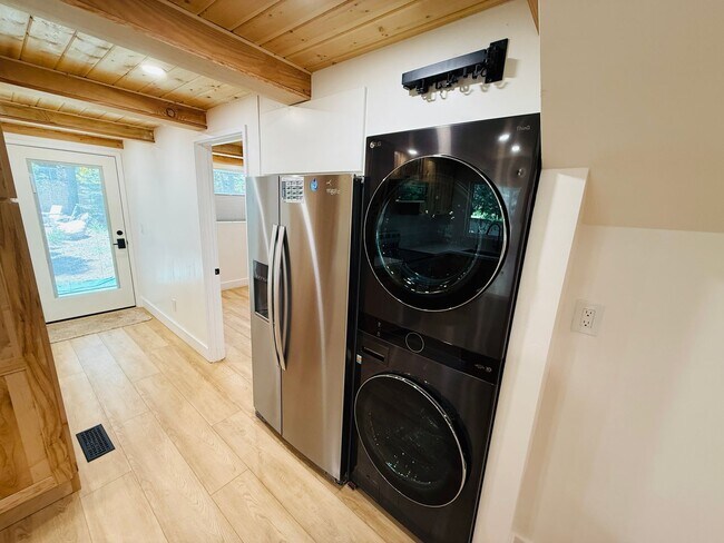 Building Photo - 3 bed 2 bath home for rent in South Lake Tahoe