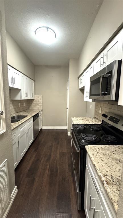 Building Photo - 17573 Red Oak Dr