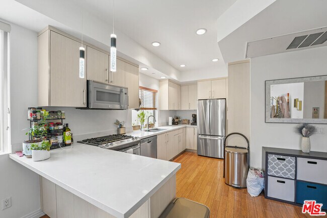 Building Photo - 819 S Holt Ave