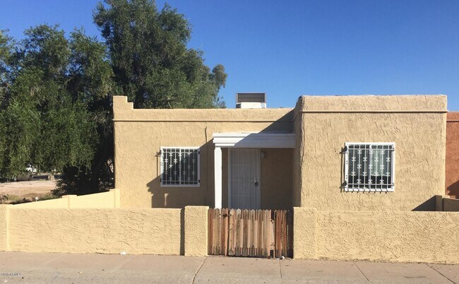 Primary Photo - 2847 N 46th Ave