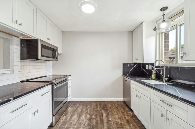 Building Photo - 374 Gladiola St