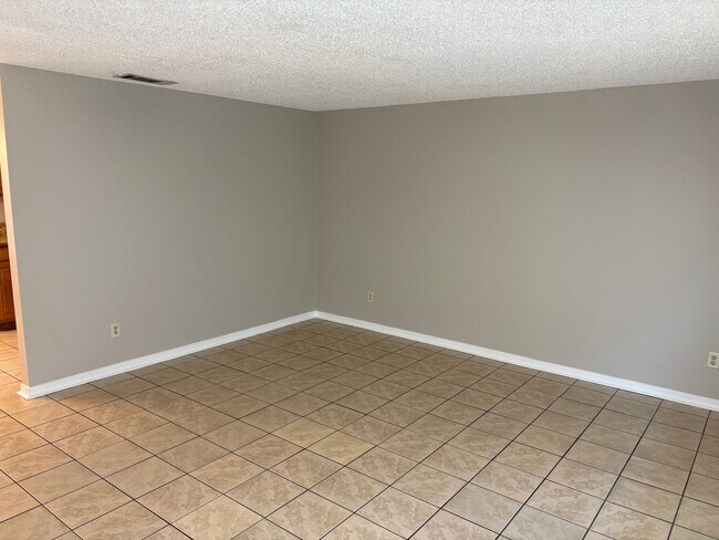 Building Photo - Remodeled 3/2 with huge yard in Sandalwood
