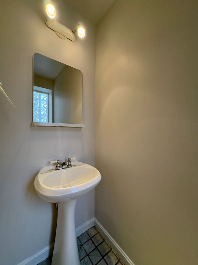 Building Photo - Charming 2-Bedroom Townhome with Modern Co...