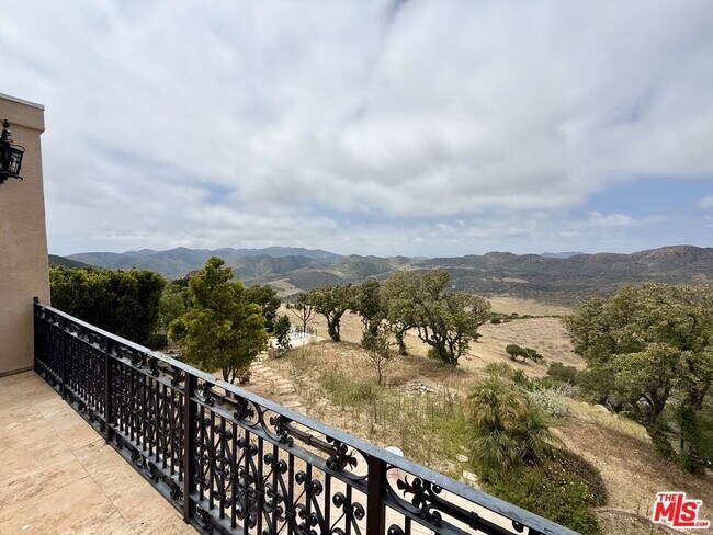 Building Photo - 10827 Pacific View Dr