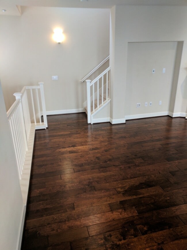 Building Photo - Luxury 3 bedroom 3 bath located in great a...