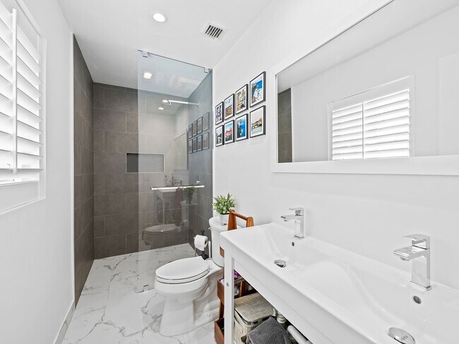 Building Photo - Coastal Elegance Awaits! Stunning 5-Bedroom Home in Prime Fort Lauderdale Location