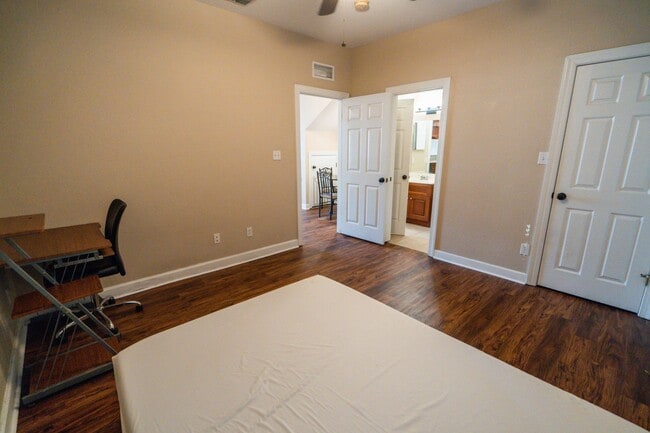 Building Photo - Super cute 3 Bedroom/3Bathroom Townhome in...