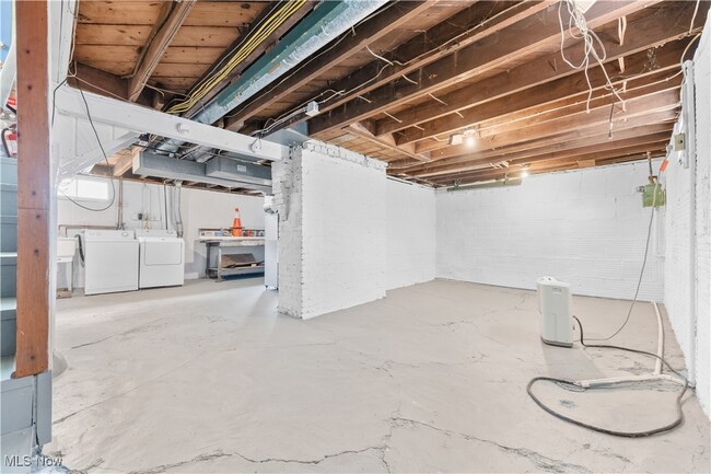 Building Photo - 2580 Whitelaw St